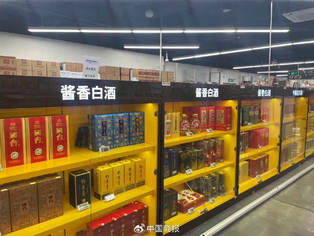 图为北京一家超市的白酒售卖区。