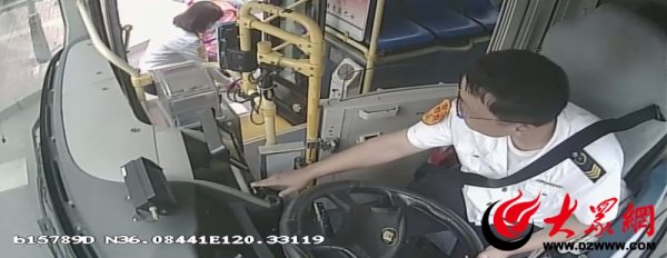 财新网 公交暖心一幕：驾驶员带徒途中助老 诠释服务真谛